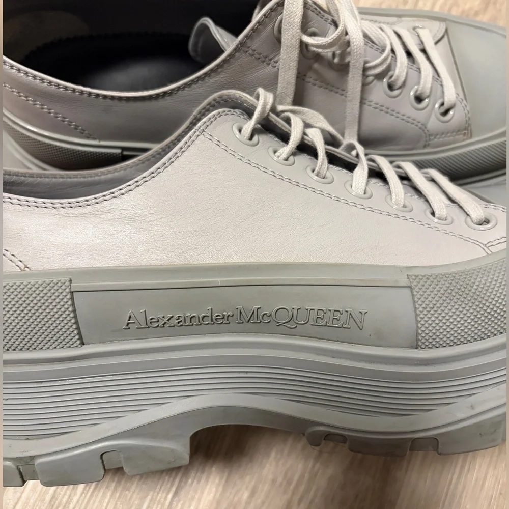 Alexander McQueen Tread Slick Low Top Sneaker - Picture 4 of 7